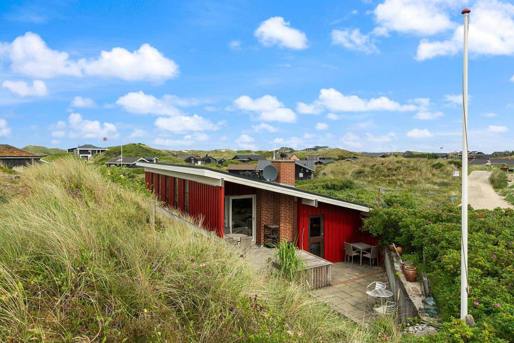 Charmantes, strandnahes Ferienhaus mit herrlichen Terrassen in Ringkøbing, Holmsland Klit