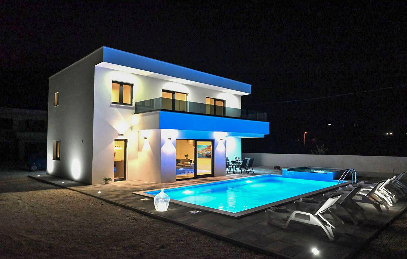 Spacieux appartement de deux chambres avec piscine et terrasse, à proximité des attractions fluviales in Imotski, Makarska riviera