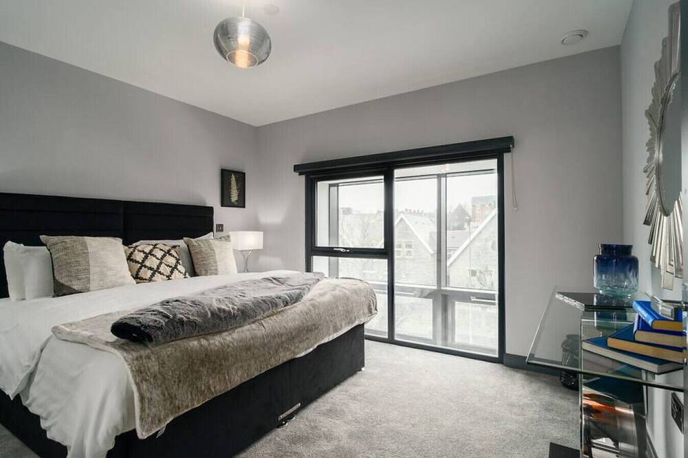 Entire apartment, Luxe 2 Bed Duplex Apt w/Balcony, 3 Bathrooms, Free Parking in Penarth, Cardiff