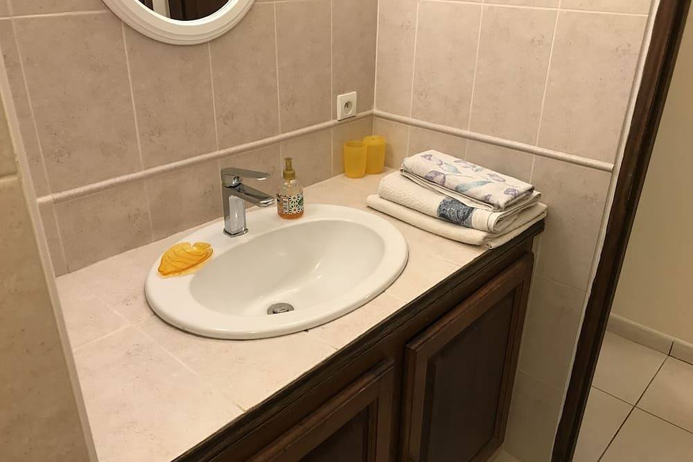 Ganze Wohnung, \"Le verger\": Schöne 1-Zimmer-Wohnung (60 m²), ruhig, nahe dem Zentrum und den Stränden in Macinaggio, Rogliano