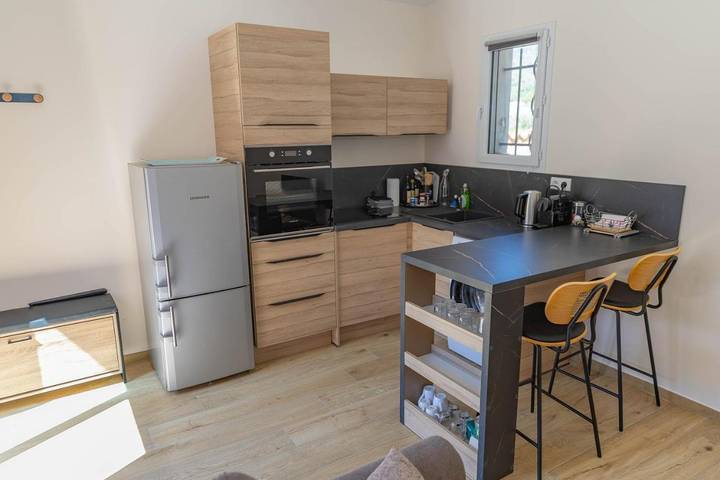 Gîte pour 2 personnes, avec terrasse et jardin ainsi que jacuzzi et piscine à Peyruis - 2