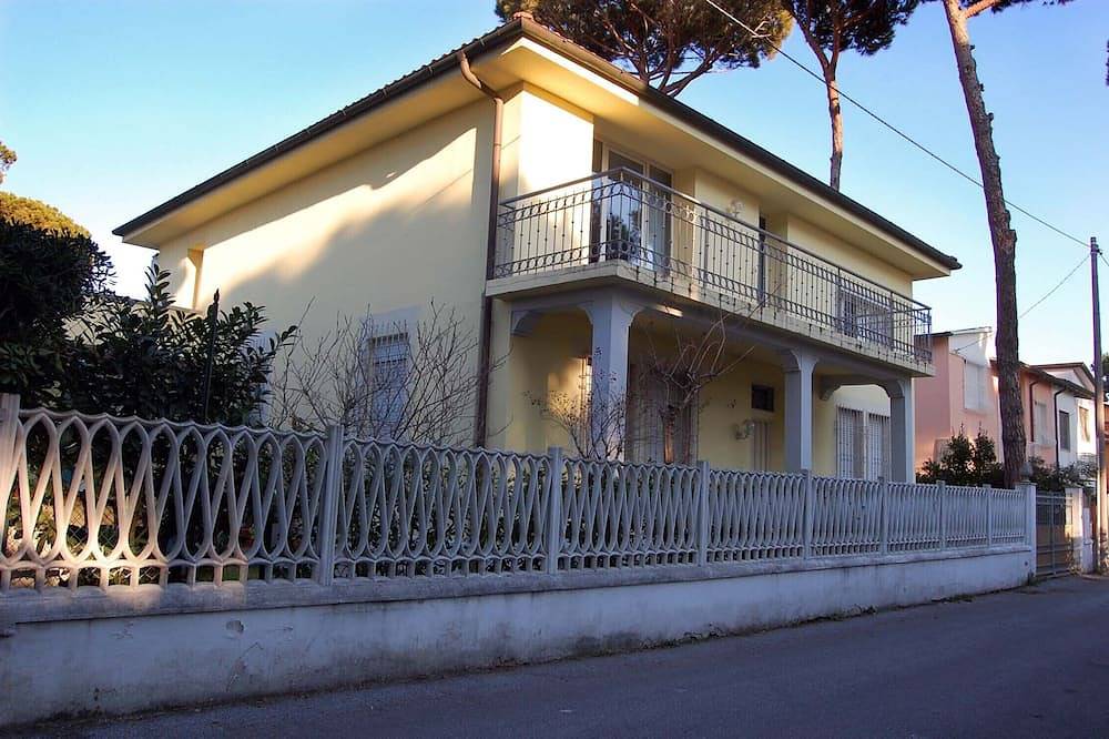 Villa Patrizia (piano terra di 120 mq in zona tranquilla vicino al mare) in Lido di Camaiore, Camaiore (Toscana)