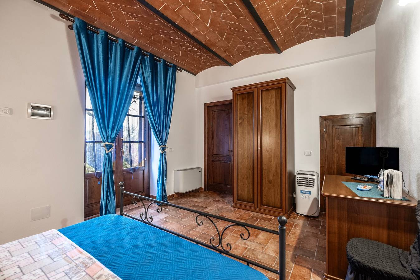 Room 'Blu' with Shared Pool and Shared Garden in Semproniano, Grosseto Province