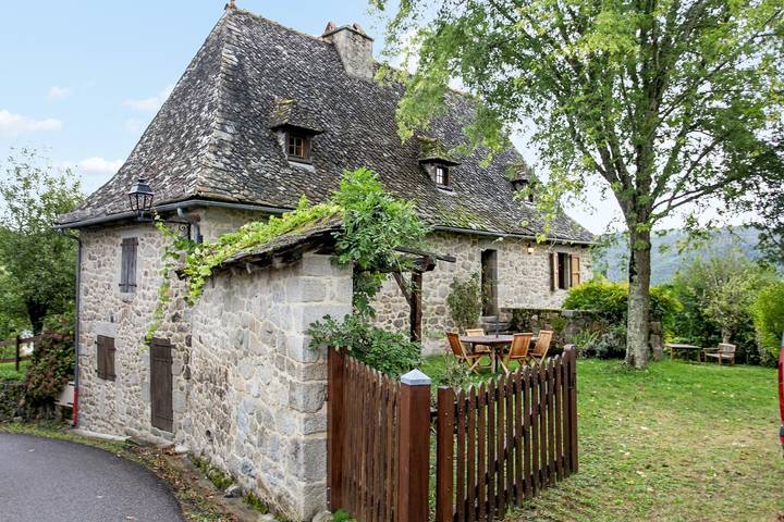 Gîte pour 7 personnes, avec jardin à Sénezergues