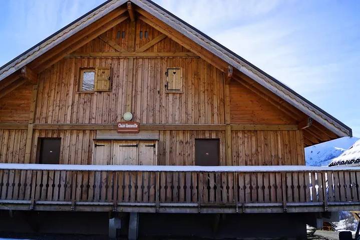 Chalet pour 10 personnes, avec vue ainsi que terrasse et piscine à Saint-Jean-d'Arves