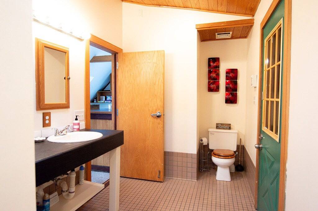 Upstairs 1Br Beach Apartment in the Heart of the Vibe District - 5 Minute Stroll to Beach (508B) in Virginia Beach