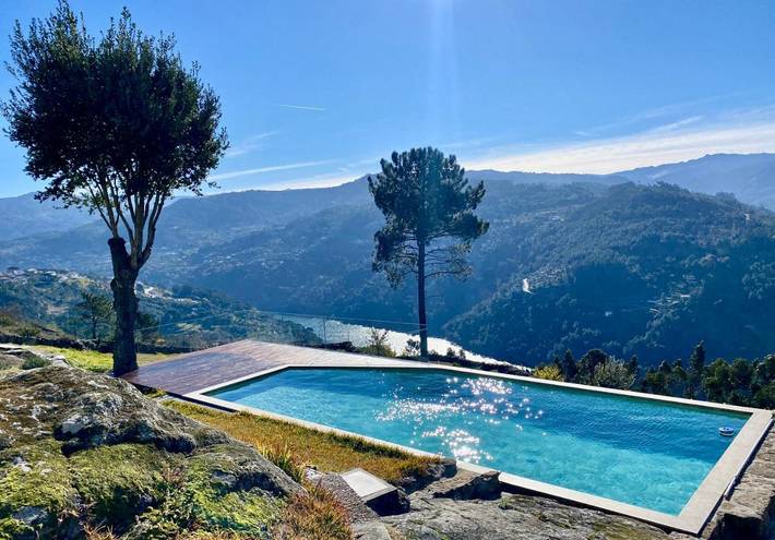 Location de vacances pour 10 personnes, avec vue ainsi que jardin et piscine dans Ribadouro - 3