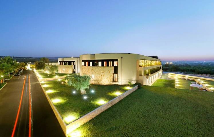 Hotel para 4 personas, con sauna y jacuzzi además de jardín y piscina - 1