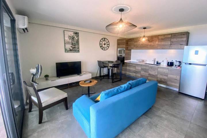 Appartement de vacances pour 4 personnes, avec piscine ainsi que terrasse et jardin