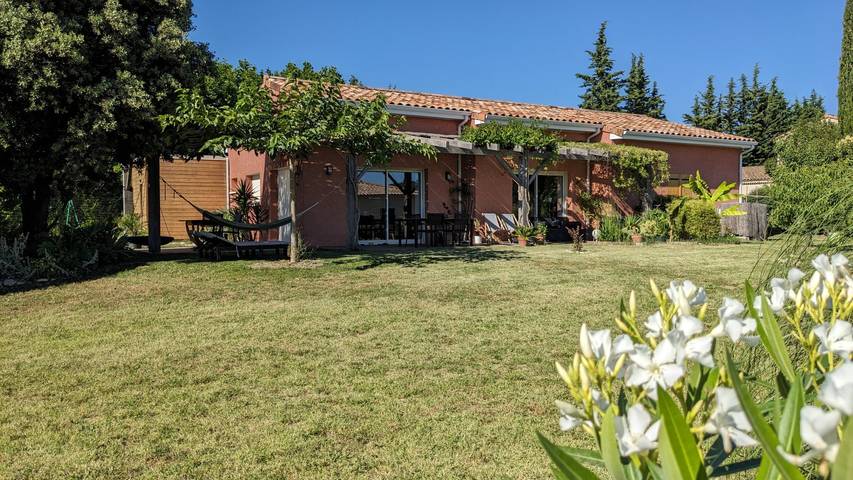Villa pour 6 personnes, avec piscine ainsi que jardin et terrasse