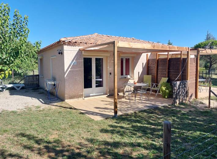 Gîte pour 4 personnes, avec piscine ainsi que jardin et terrasse