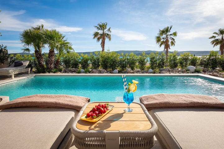Villa pour 8 personnes, avec piscine et jardin ainsi que jacuzzi et sauna, adapté aux familles à Turanj - 2