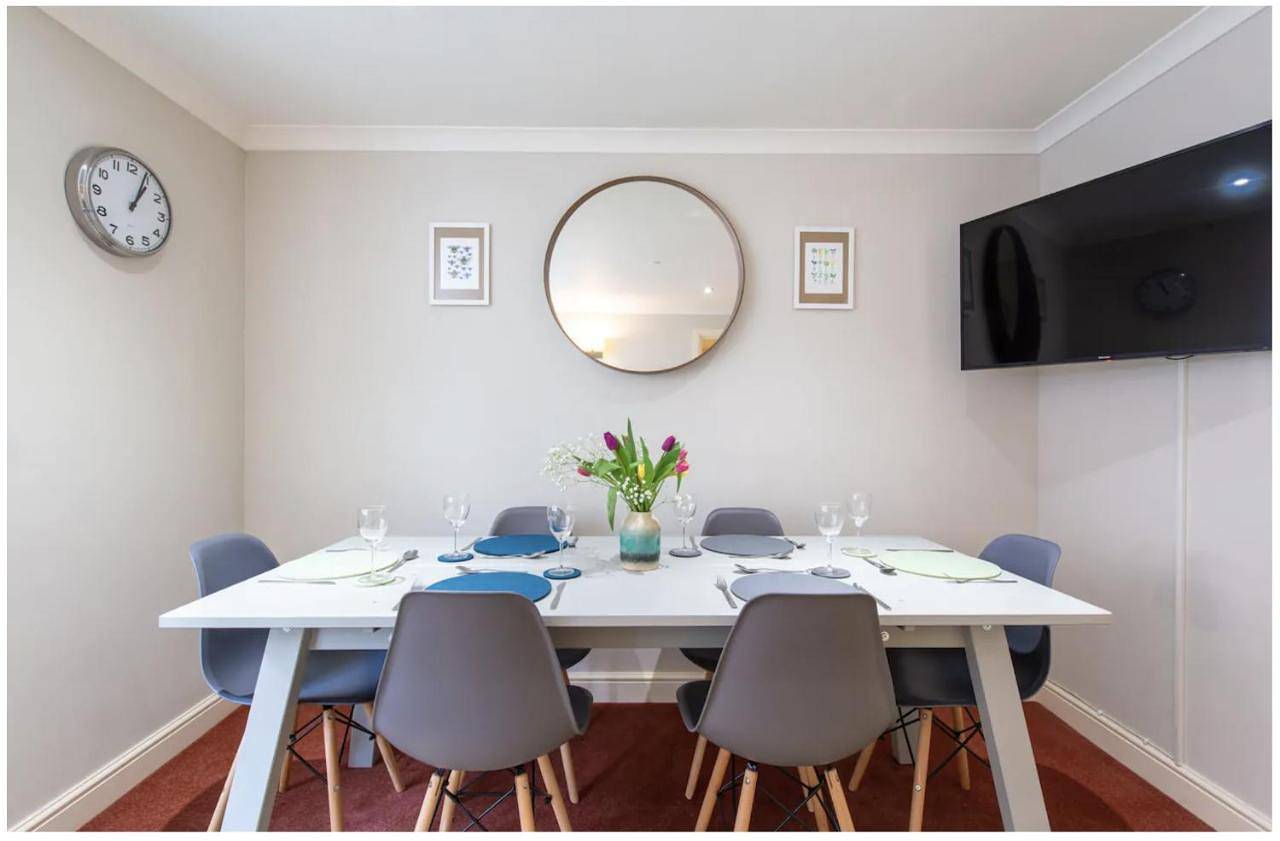 Wells City Centre, Quiet Mews House, sleeps 6 in Wells, Somerset