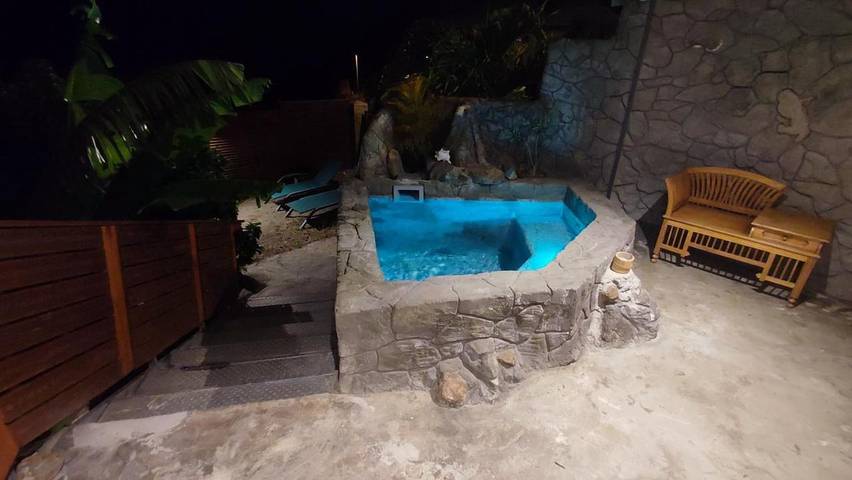 Location de vacances pour 2 personnes, avec jardin ainsi que vue et piscine à Case-Pilote - 2
