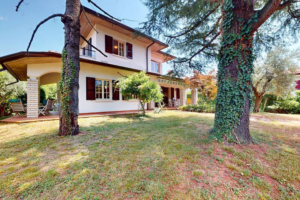 Villa Valentine 200 mt to the beach by Bookinggar in Colombare, Sirmione