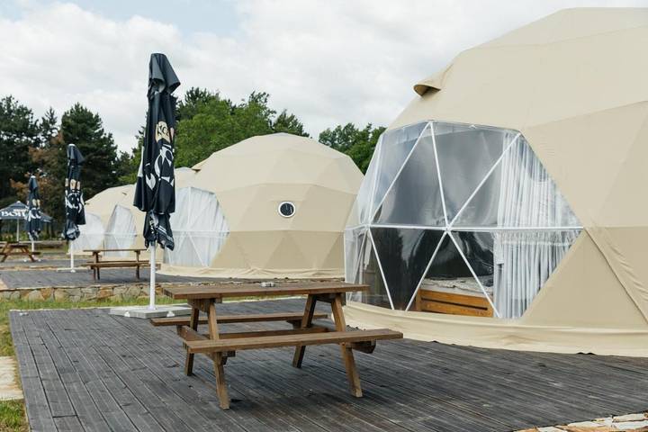 Camping für 4 Personen, mit Terrasse und Pool in Prag