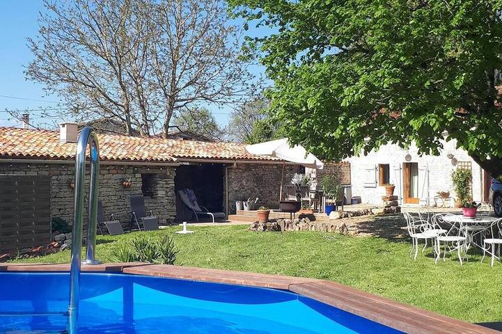 Location de vacances pour 6 personnes, avec jardin à Couture (Charente)
