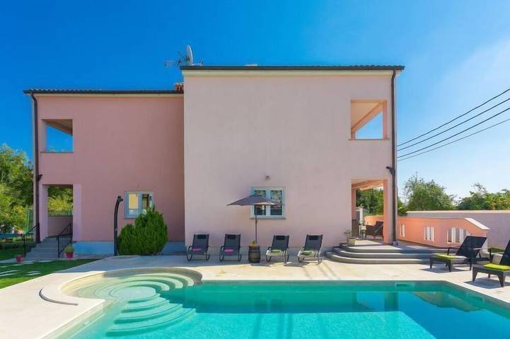 Ferienhaus für 12 Personen, mit Garten und Pool sowie Sauna
