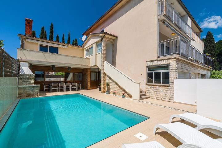 Villa für 10 Personen, mit Balkon/Terrasse und Garten sowie Pool in Pula