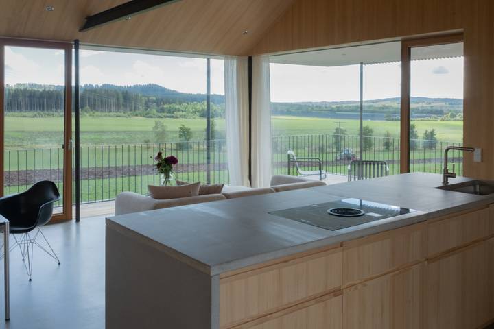 Apartamento inteiro, Apartamento 'Ruhige Dachgeschoss-Wohnung mit Panorama-Weitblick ins Grüne' com varanda e estacionamento in Donaueschingen, Central Black Forest