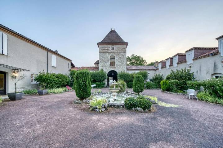 Hôtel pour 4 personnes, avec Terrasse ainsi que Jardin et Piscine