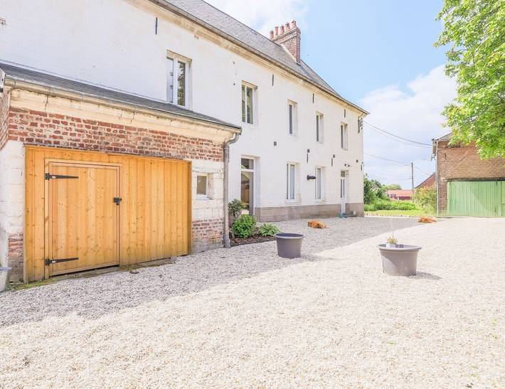 Gîte pour 15 personnes, avec terrasse ainsi que jardin et jacuzzi