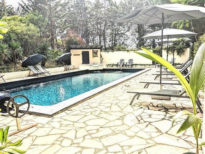 Location de vacances pour 8 personnes, avec Jacuzzi et Terrasse ainsi que Jardin et Bassin pour enfant à Floure