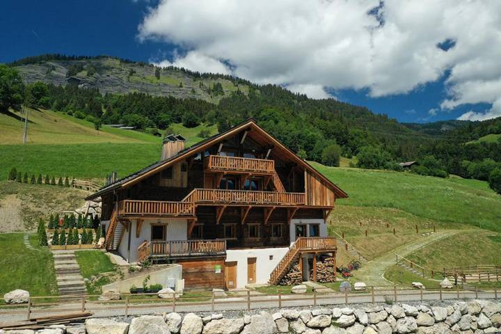 Chambre d’hôte pour 20 personnes, avec vue ainsi que piscine et jardin