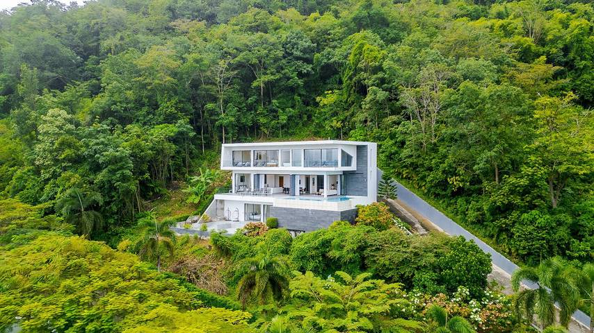 Villa for 12 personer, terrasse og sjøutsikt i tillegg til badebasseng og hage, barnevennlig i Thailand