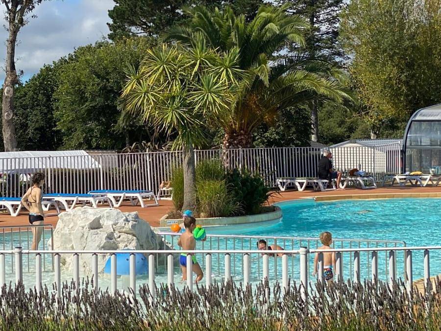 Camping Le Helles  - Mobilhome 4 personnes - Mobil-home | Premium | 2 Ch. | 4 Pers. | Terrasse surélevée | 2 Sdb | Tv in Combrit, Côte de Cornouaille