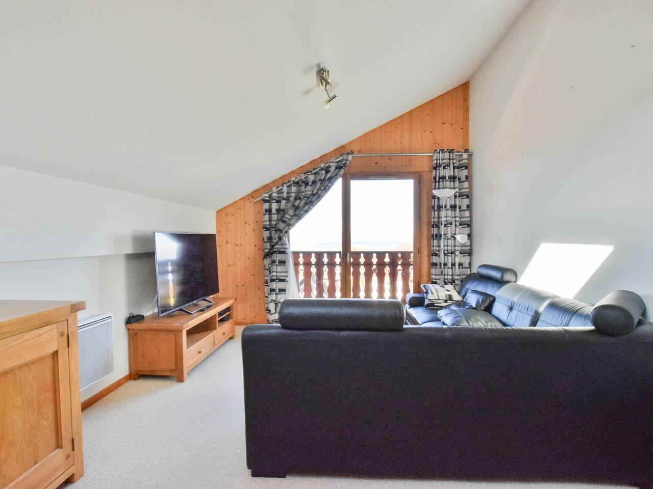 Entire apartment, Spacious apartment near slopes with balcony and parking in Thollon-les-Mémises, Thonon-les-Bains region