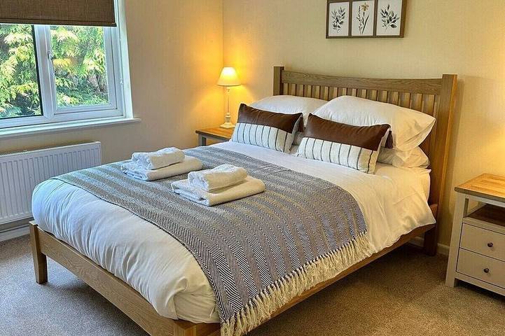 Bungalow-Eigenes Badezimmer-Traditionell-Blick auf die Landschaft in Bransgore, Hampshire