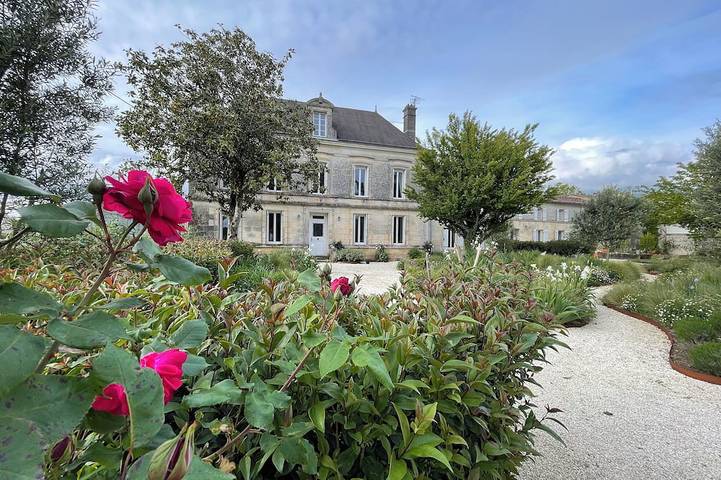 Gîte pour 22 personnes, avec jardin dans Jazennes