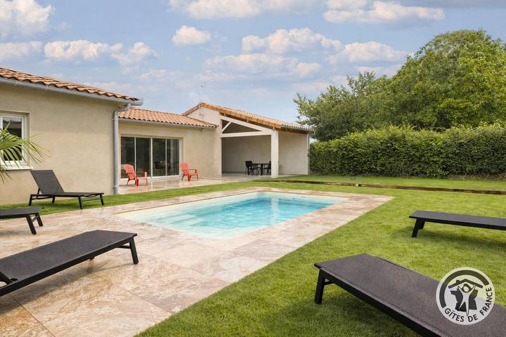 Gîte pour 4 personnes, avec terrasse ainsi que piscine et jardin à Mirepoix