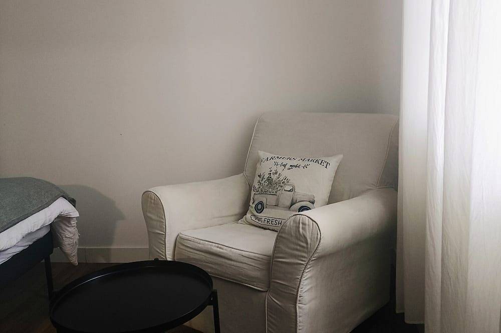 Apartamento entero, Apartamento 'Cecile' con vistas a la montaña, jardín privado y Wi-Fi in Valserhône, Nantua