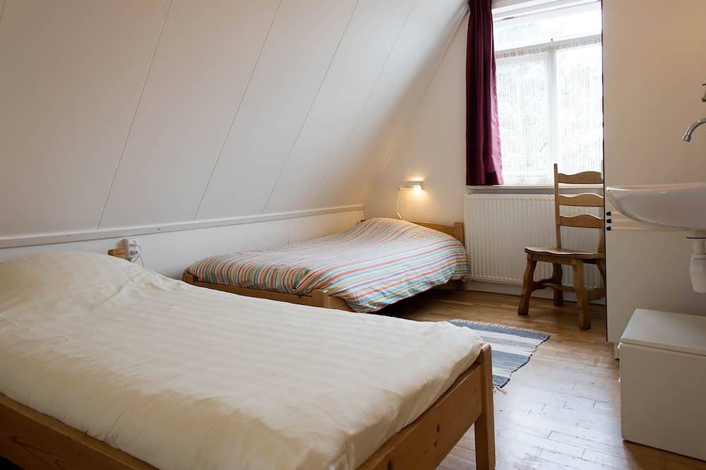 Groot vakantiehuis met grote tuin (6 slaapkamers - 12 personen) vlakbij strand. in Egmond, Egmond aan Zee