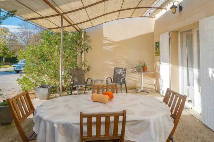 Gîte « La Miellerie » con piscina condivisa, terrazza privata e aria condizionata in Gréoux-les-Bains, Alpi dell'Alta Provenza