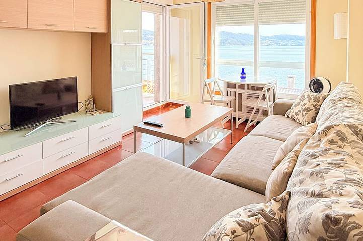 Ganze Wohnung, Xilgar Apt Raxo Beach, with views one minute from the beach in Praia de Xiorto (Poio), Poio