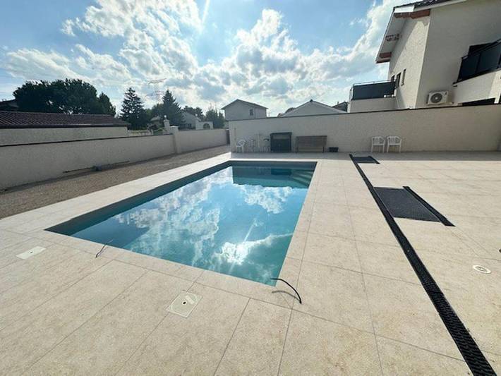 Gîte pour 15 personnes, avec terrasse et piscine à Satolas-et-Bonce - 2