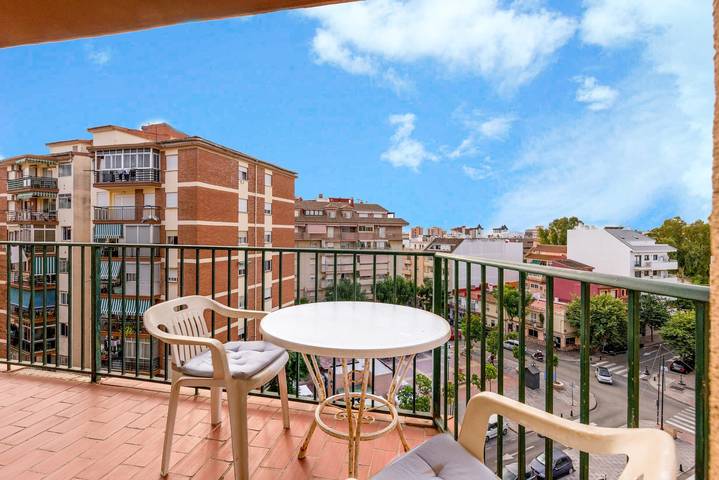 Entire apartment, Vacation Apartment in Central Fuengirola with Balcony, Air Conditioning, and Wifi in Fuengirola Centre, Fuengirola