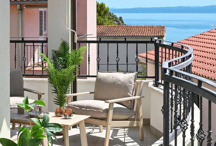 Ferienwohnung für 2 Personen, mit Balkon und Ausblick in Krvavica