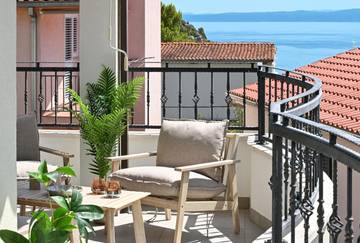 Ferienwohnung für 2 Personen, mit Balkon und Ausblick in Krvavica