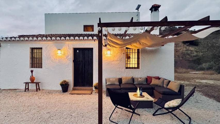 Casa rural para 6 personas, con Jacuzzi y Terraza además de Jardín y Vistas en Almogía