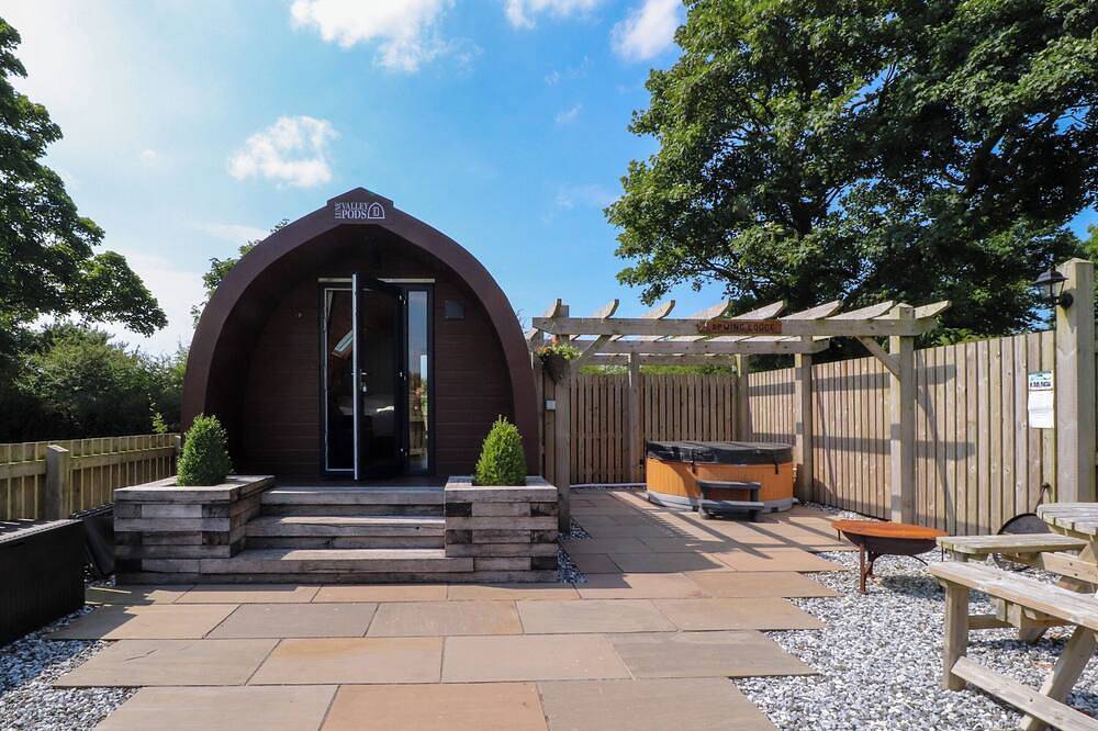 Lapwing Lodge, romantic, with hot tub in Lancaster in Lancashire