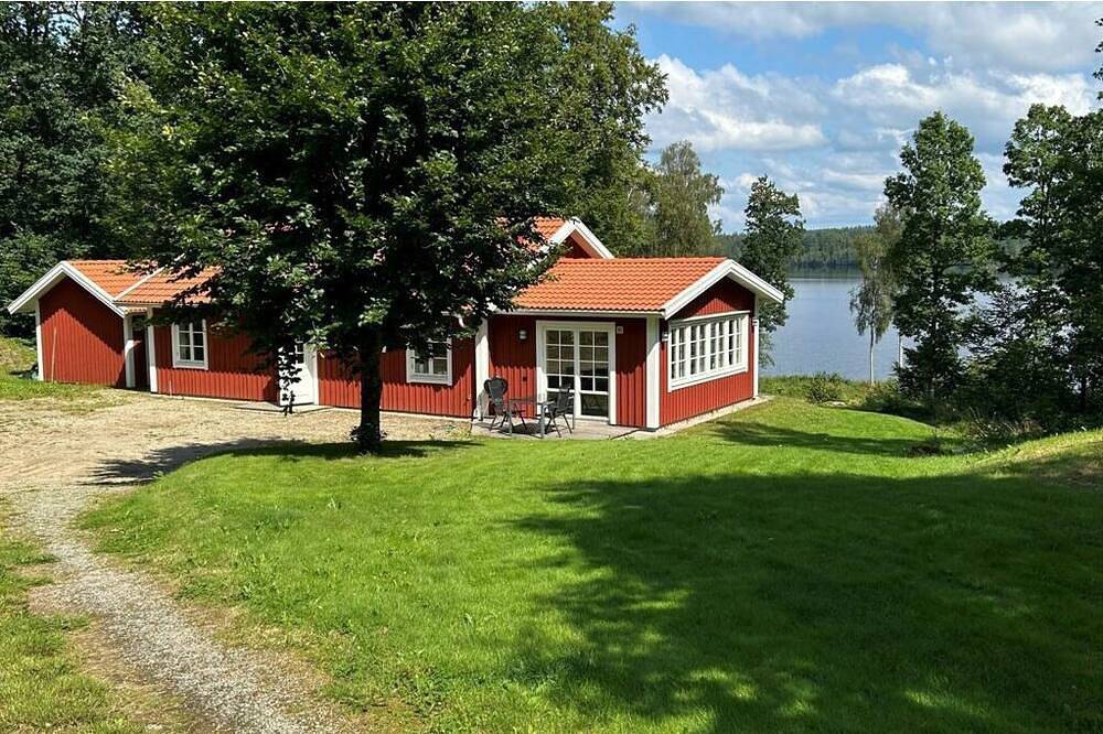 Unique accommodation in tranquility with stunning lake views! in Kronoberg