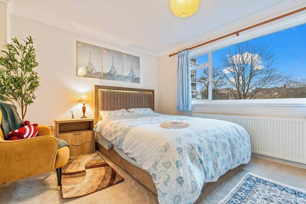 #99 Quirky and Stylish 3-Bed Tamworth Centre Home in Drayton Manor Park, Staffordshire