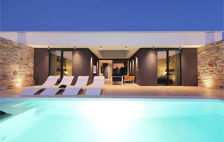 Gemütliche 2-Zimmer-Wohnung mit Pool, in Küstennähe und mit vielen Restaurants in Ugrinici, Kraj