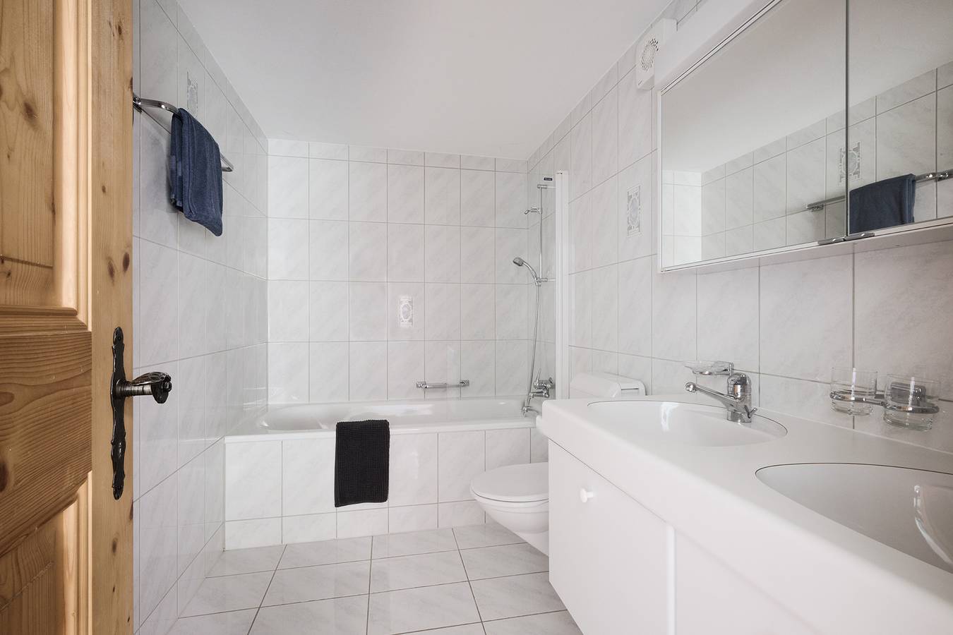 Ganze Wohnung, Ferienwohnung 'Panorama' mit Bergblick, privater Terrasse und Wi-Fi in Klosters-Serneus, Plessur Alpen
