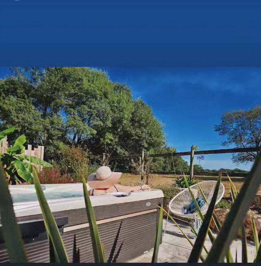 Gîtes de charme "l'écrin de Vendée" jacuzzi privatif, piscine chauffée, prestations bien être, vélos à 10 mn de l'océan sur 3,5 h de verdure in Sallertaine, Vendée