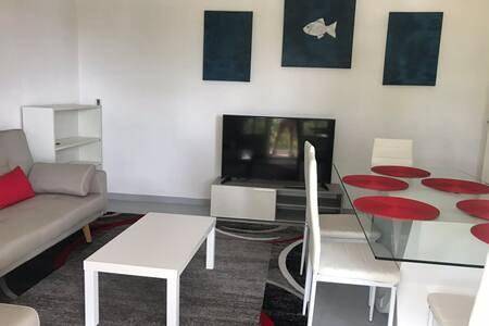 Appartement entier, Studio Apartment in Le Cannet-des-Maures, Région de Draguignan